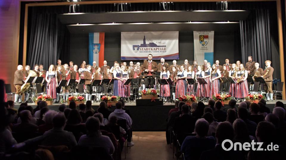 Die Musiker der Neunburger Stadtkapelle bei ihrem Weihnachtskonzert. Bild: Agnes Jonas/exb