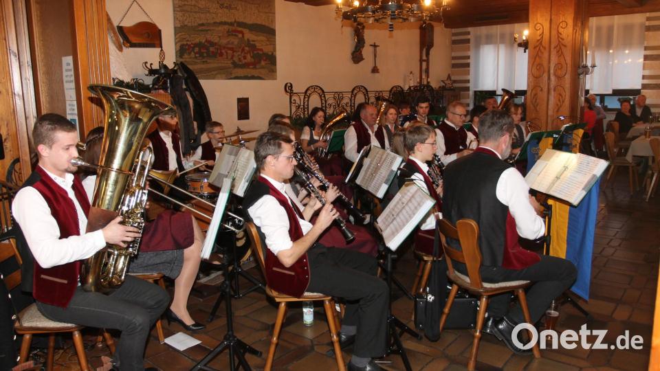 Die Musiker der Stadtkapelle Pleystein erhalten beim Neujahrskonzert viel Beifall. Bild: pi