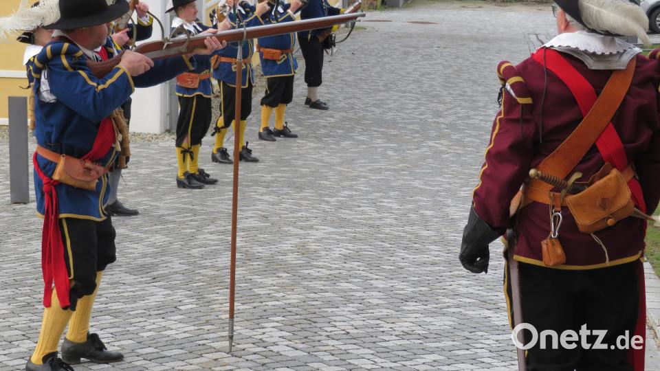 Laut wurde es beim Neujahrsanschießen des Heimatverein mit Burgfähnlein Parkstein Bild: adj