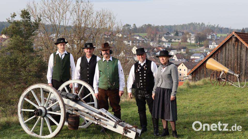 Die Böllerschützen der SG Edelweiß Wolfsbach beim Neujahr-Anschießen (von links): Marco Maier, Heiner Graf, Richard Drick, Klaus und Regina Günther. Bild: mrr