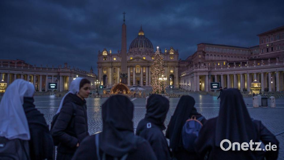 Gläubige warten in den frühen Morgenstunden auf den Einlass, um den Leichnam des verstorbenen emeritierten Papst Benedikt XVI. zu sehen. Bild: Michael Kappeler/dpa