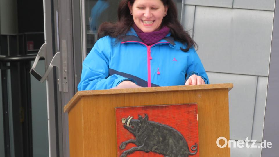 Barbara Schäfer, die Vorsitzende des Heimatverein Parkstein, erklärte den historischen Hintergrund. Bild: adj