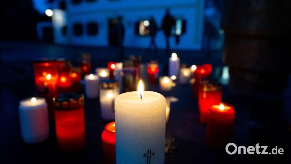 Kerzen stehen vor dem Geburtshaus des emeritierten Papstes Benedikt XVI.. Bild: Sven Hoppe/dpa