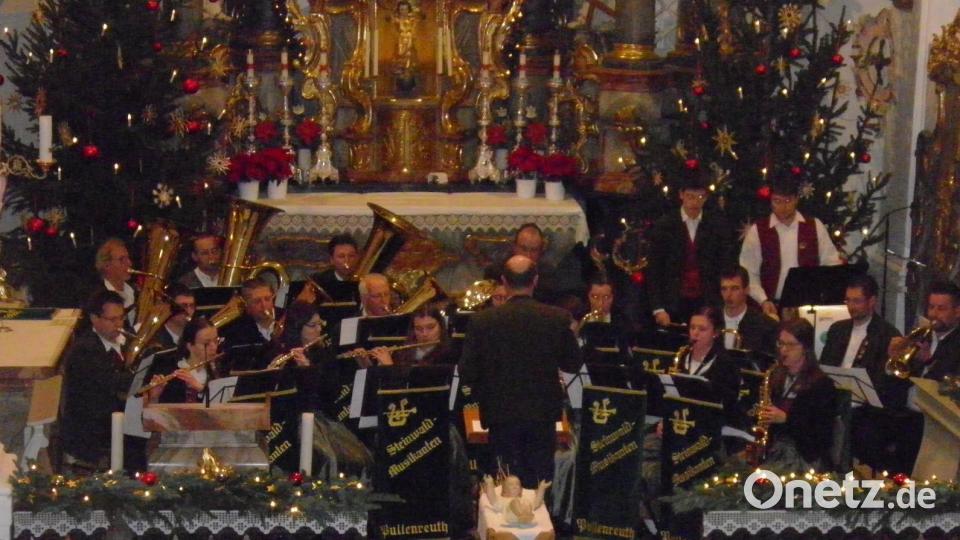 Das Bild zeigt die Steinwaldmusikanten mit Kapellenleiter Johannes Hecht (vorne). Gemeinsam mit dem MGV Pullenreuth/Lochau gestalteten sie ein Weihnachtskonzert zum Jahresabschluss in der Pfarrkirche St. Martin in Pullenreuth. Bild: exa