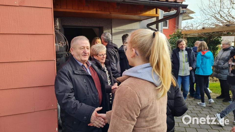 Auch für Ehrenbürger der Stadt Bärnau und Ehrenmitglied Michael Heldwein senior (links) gab es ein Neujahrsständchen. Das genoss auch seine Ehefrau Lieselotte Heldwein (Zweiter von links). Bild: rdh