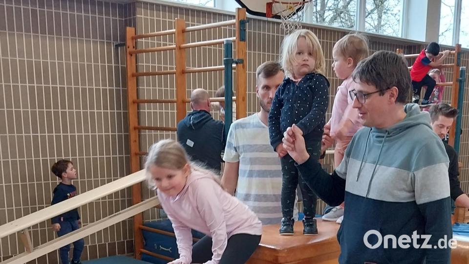 Viele Papas, wie hier Uli Münchmeier, unterstützten ihre Sprösslinge beim Klettern und gaben ihnen kleine Hilfestellungen. Bild: dob
