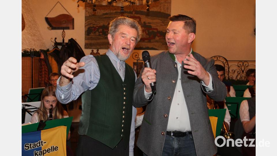 Bürgermeister Rainer Rewitzer (rechts) und sein Amtsvorgänger Johann Walbrunn huldigen &quot;Dem Land Pleystein&quot;. Bild: pi