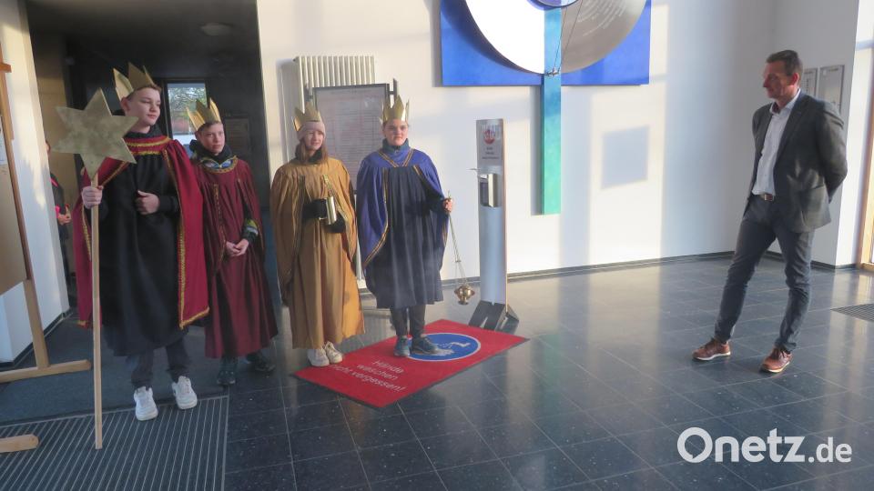 Mit der bitte um Spenden kamen die Sternsinger auch ins Rathaus Bild: adj
