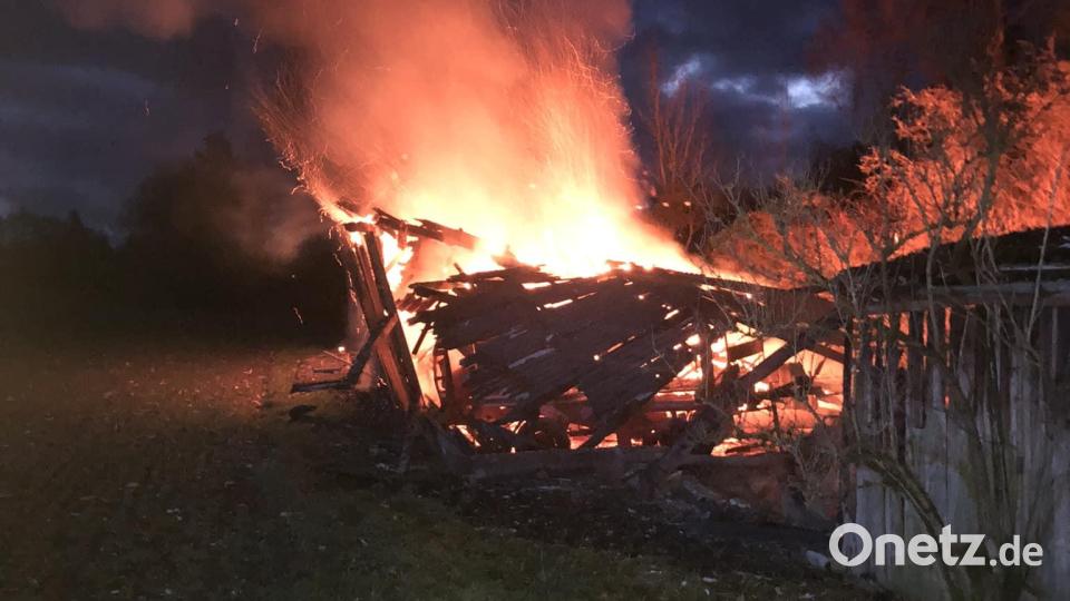 Ein Autofahrer hat das Feuer von der Bundesstraße 85 aus gesehen und den Notruf verständigt. Bild: Armin Buchwald/Feuerwehr Sulzbach-Rosenberg/exb