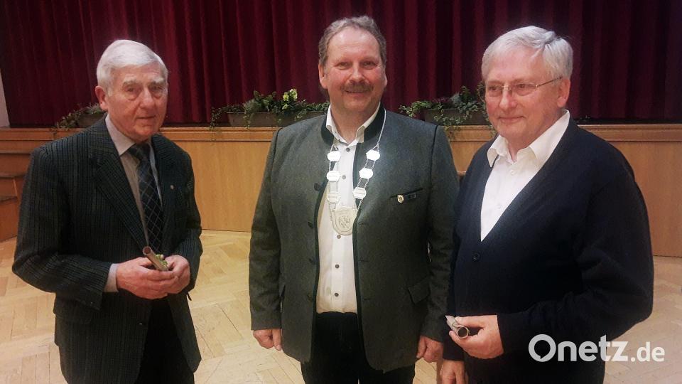 Ludwig König (links) und Helmut Graf (rechts) sind derzeit mit der Arbeit im Archiv beschäftigt. Bild: ld