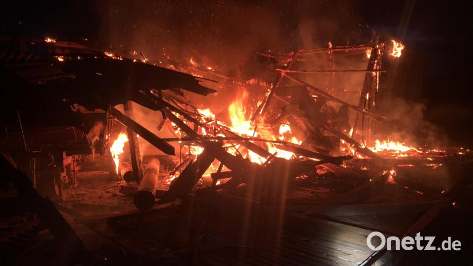 Es ist einer der ersten Einsätze für die Feuerwehr Sulzbach-Rosenberg im neuen Jahr: bei Kempfenhof brennt am Dienstagmorgen eine Scheune. Bild: Armin Buchwald/Feuerwehr Sulzbach-Rosenberg/exb