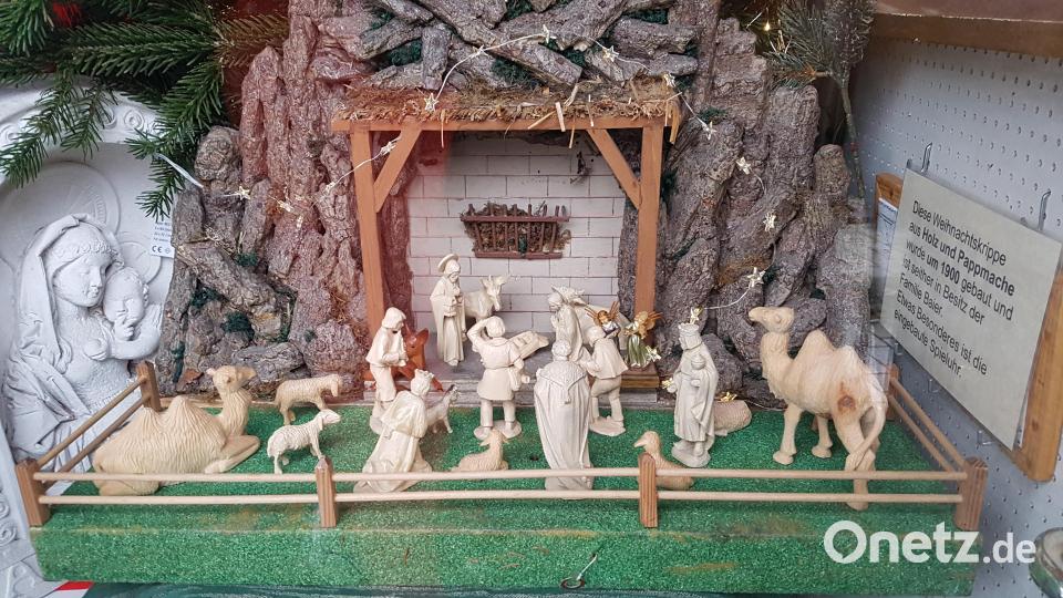 Diese Krippe der Familie Baier aus Holz und Pappmaschee entstand um 1900. Bild: ban