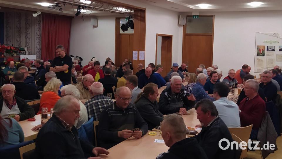 An 34 Tischen mit jeweils vier Spielern wurde im voll besetzten Pfarrsaal das Turnier ausgetragen. Bild: kki