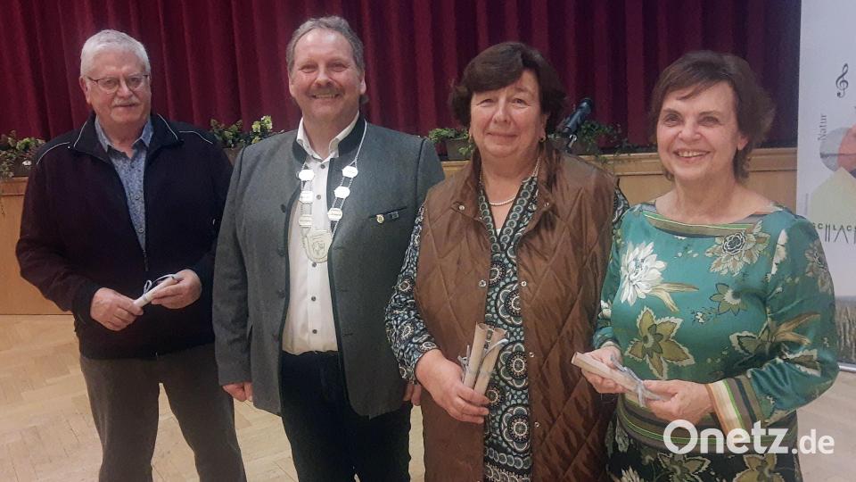 Hilfreiche Unterstützung für die Ukraine-Flüchtlinge beim Erlernen der deutschen Sprache leisteten (von rechts) Inge Drehobel und Angela Hars sowie Georg Zaus. (links). Nicht anwesend war Rita Praller. Bild: ld