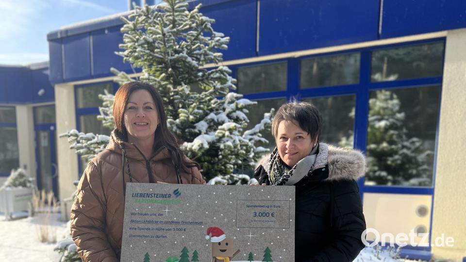 Claudia Grillmeier (links), Schirmherrin der Aktion Lichtblicke im Landkreis Tirschenreuth, nahm eine Spende in Höhe von 3000 Euro entgegen. Bild: Liebensteiner Kartonagenwerk/exb