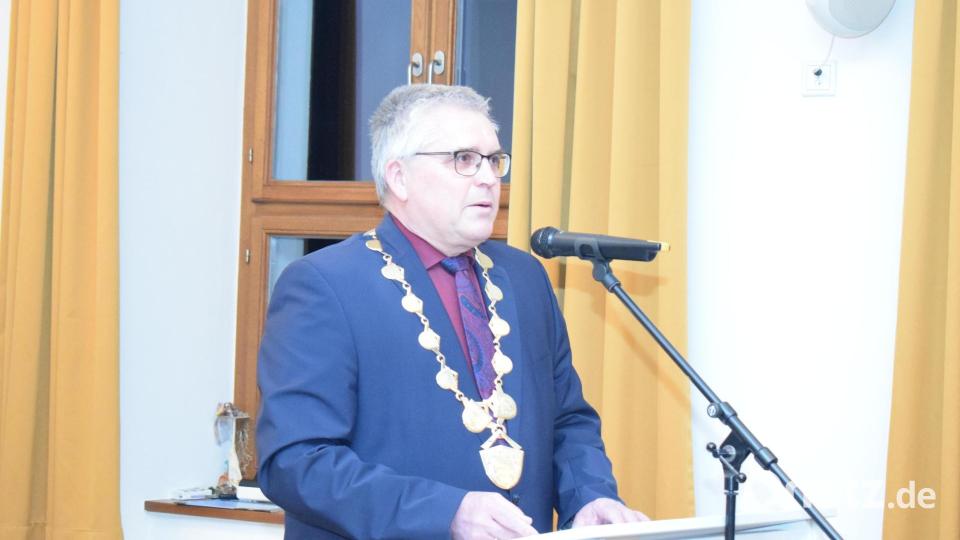 „Nur gemeinsam können wir versuchen, aus einer kranken Welt eine etwas gesündere zu machen“. (Bürgermeister Richard Tischler) Bild: bnr