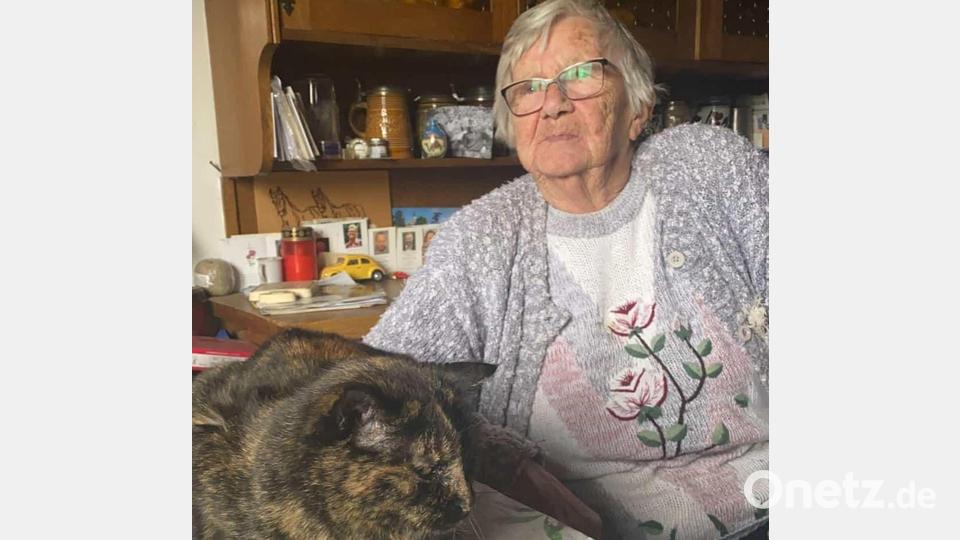 Körperlich etwas eingeschränkt, aber geistig top fit feierte Elisabeth Prem im Kreise ihrer Familie an Neujahr ihren 90. Geburtstag. Ihre Zuneigung gilt neben ihrer Familie ihrer Katze. Bild: Roswitha Winter-Weiß