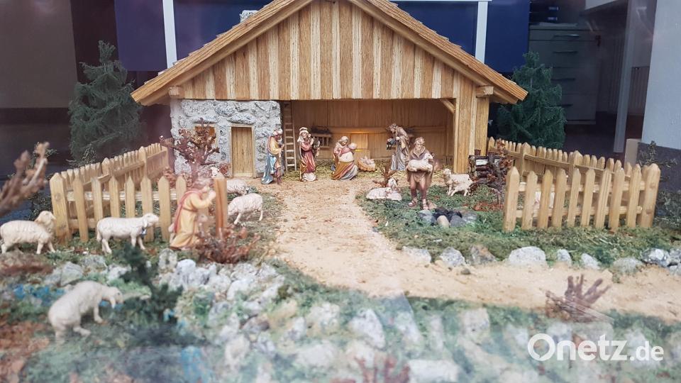 Hobbyheimwerker Kurt Schraml verwirklichte sich seinen Wunsch, einmal selber eine Krippe zu bauen. Krippenstall und Landschaft sind dem Steinwald nachempfunden, ausgestellt im Allianzbüro Klamt am Marktplatz. Bild: ban