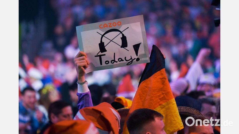 „Heute keine Kopfhörer“: Ein Fan hält in Anspielung auf den Auftritt von Gerwyn Price am Vorabend ein Schild hoch. Bild: Zac Goodwin/PA Wire/dpa