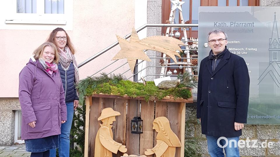 Krippenwegorganisationsteam Kathrin Götzl und Eva Gruber (von links) und Pfarrer Martin Besold mit einer selbst geschreinerten Krippendarstellung von Karlheinz Hofmann, aufgebaut im Pfarrhof. Bild: ban