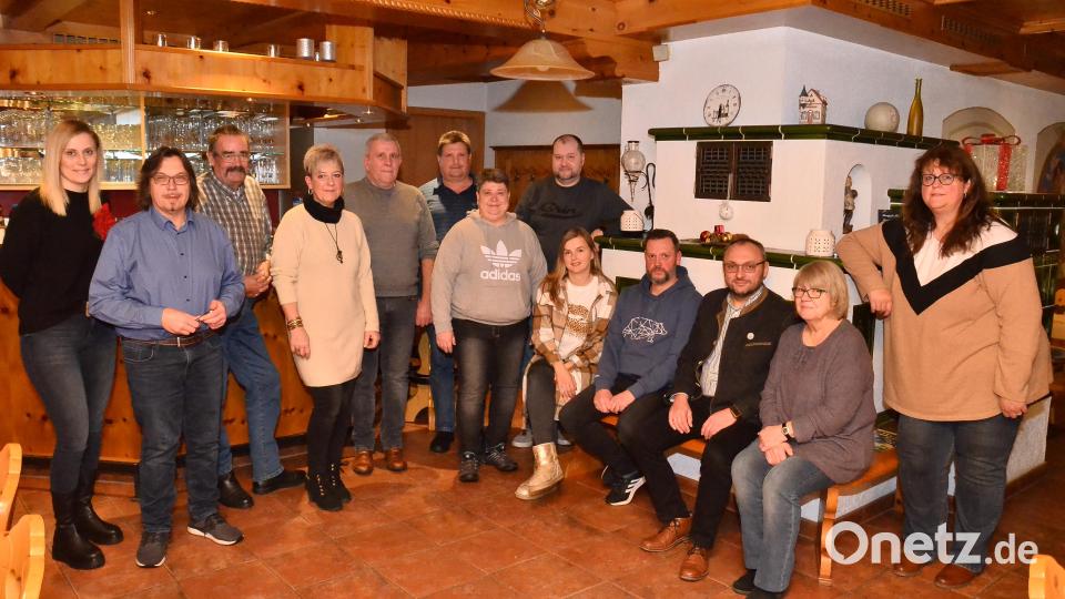Der Festausschuss um Festleiter Markus Bauriedl (Dritter von links) und Tobias Kirner (Vierter von links) auf der Ofenbank sitzend. Bild: fjo