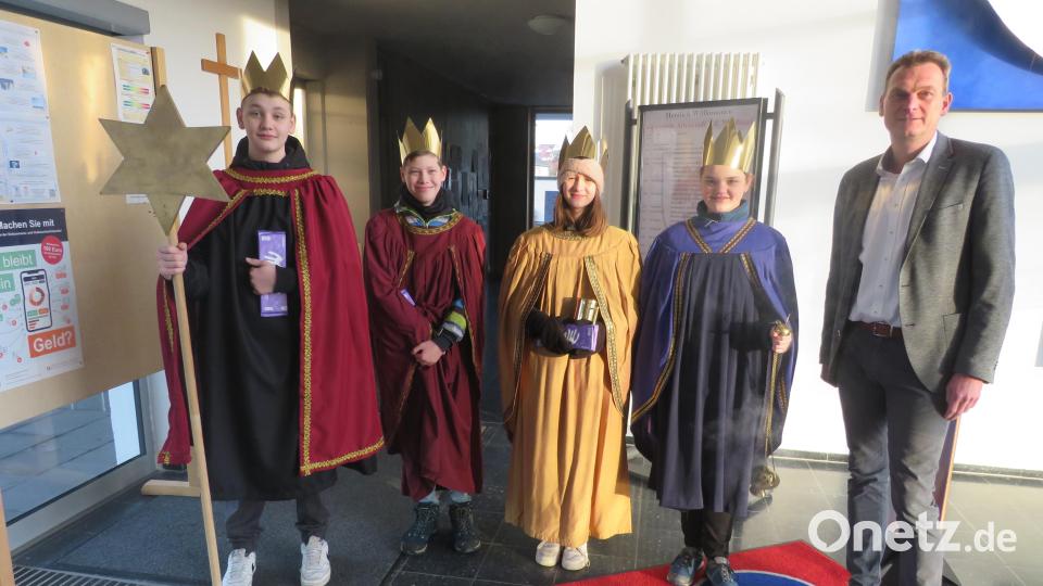 Mit der bitte um Spenden kamen die Sternsinger auch ins Rathaus Bild: adj