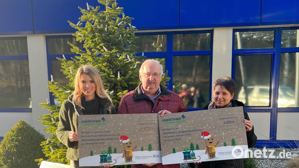 Mitarbeiterin Liesa Weiß, Herbert Putzer von der Kinderkrebshilfe Oberpfalz Nord e.V. und Geschäftsführerin Marion Forster bei der Spendenübergabe. Bild: Liebensteiner Kartonagenwerk/exb