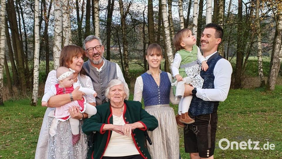Körperlich etwas eingeschränkt, aber geistig top fit feierte Elisabeth Prem im Kreise ihrer Familie an Neujahr ihren 90. Geburtstag. Bild: Roswitha Winter-Weiß