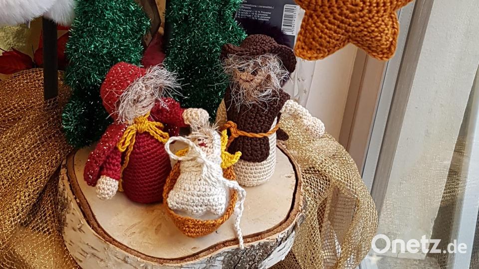 Selbstgehäkelte Weihnachtsfiguren von Sigrid Heindl, ausgestellt im eigenen Wollgeschäft &quot;Die Laufmasche&quot;. Bild: ban