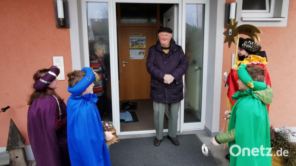 Der erste Halt der Sternsinger war im Pfarrhof bei Pfarrer Erwin Bauer. Bild: gz