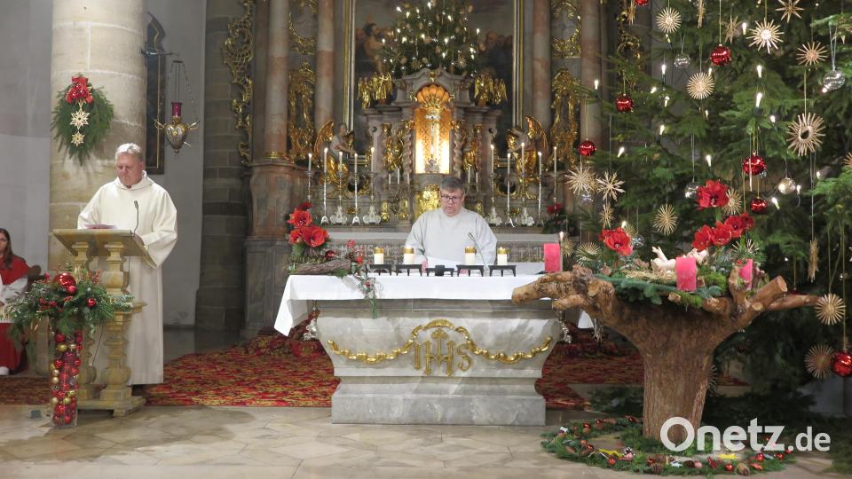 Reinhard Herr (von links) und Jochen Gößl verlasen beim Jahresschlussgottesdienst den Jahresrückblick. Bild: jzk