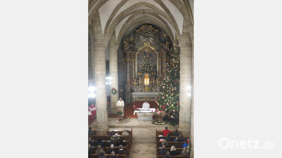 Jochen Gößl (rechts) und Reinhard Herr verlasen beim Jahresschlussgottesdienst den Jahresrückblick. Bild: jzk