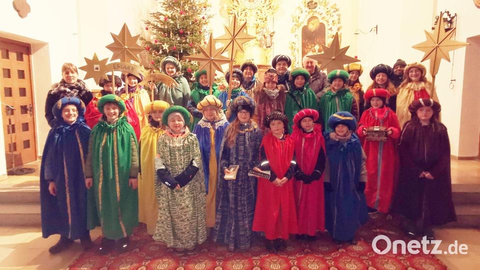 Insgesamt 24 Sternsinger machten sich in Begleitung von Erwachsenen auf den Weg. Bild: gz