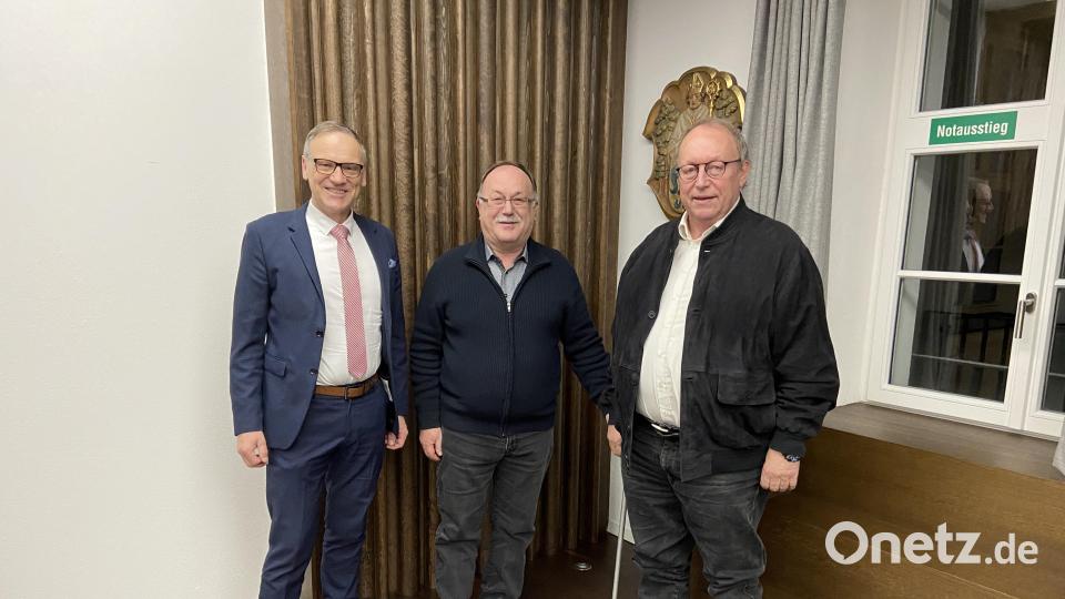 Präsente überreichte (von links) Vorsitzender Bernd Sommer an die ausgeschiedenen Vorstandsmitglieder Josef Strauß und Roman Gollinger. Bild: Förderverein Freibad Waldsassen/exb