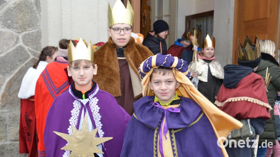 In prächtige Kleider gewandet und mit Kronen auf den Häuptern zogen die Sternsinger am Mittwochfrüh in die Straßen der Stadt hinaus, um den Bewohnern den Segen zu bringen. Bild: dob
