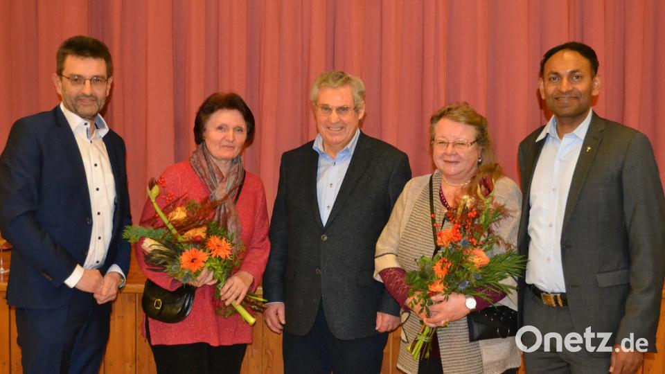 Pfarrgemeinderatssprecher Karl Kiesl (links) und Pfarrer Jaison Thomas (links) bedankten sich bei Renate Bayerl (von links) und Rosa Prell fürs Schmücken der Kirche und bei Martin Schmidpeter (Mitte), der aus dem Lektorendienst ausschied. Bild: kki