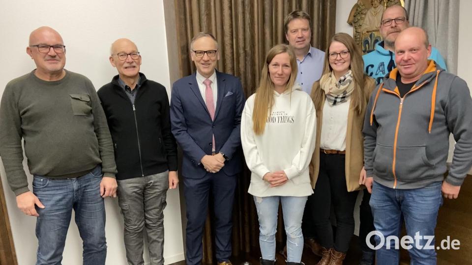 Die Führungsspitze des Freibad-Fördervereins Waldsassen (von links) Bernhard Lux, Helmut Horcher, Bernd Sommer, Kerstin Dietz, Hubert Siller, Stefanie Ernstberger, Markus Mickisch und Andreas Hoschek. Bild: Förderverein Freibad Waldsassen/exb