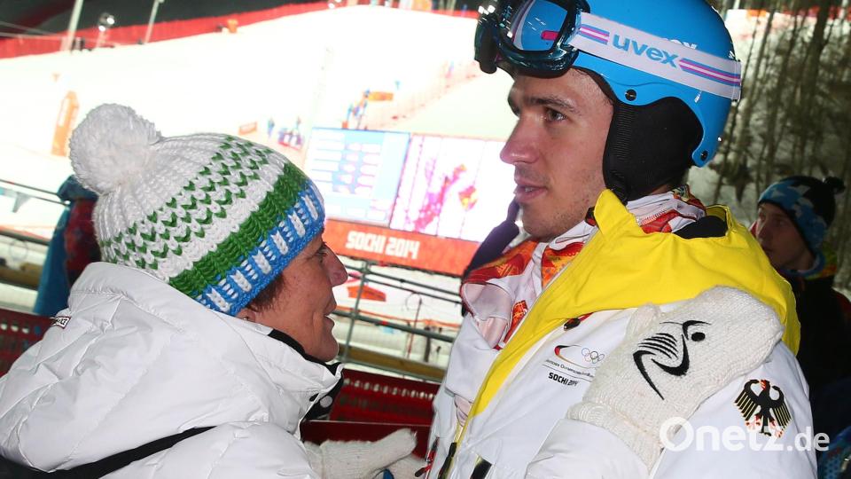 Felix Neureuther und seine Mutter Rosi Mittermaier aus Deutschland nach dem Slalomlauf 2 der Herren im Rosa Khutor Alpine Center bei den Olympischen Spielen Sotschi 2014. Bild: Michael Kappeler
