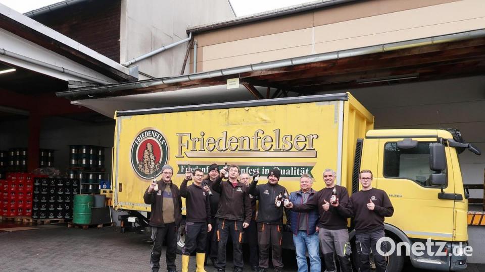 Große Freude herrschte bei den Mitarbeitern der Schlossbrauerei Friedenfels über die Nachricht des Fortbestands der Brauerei. Bild: bsc