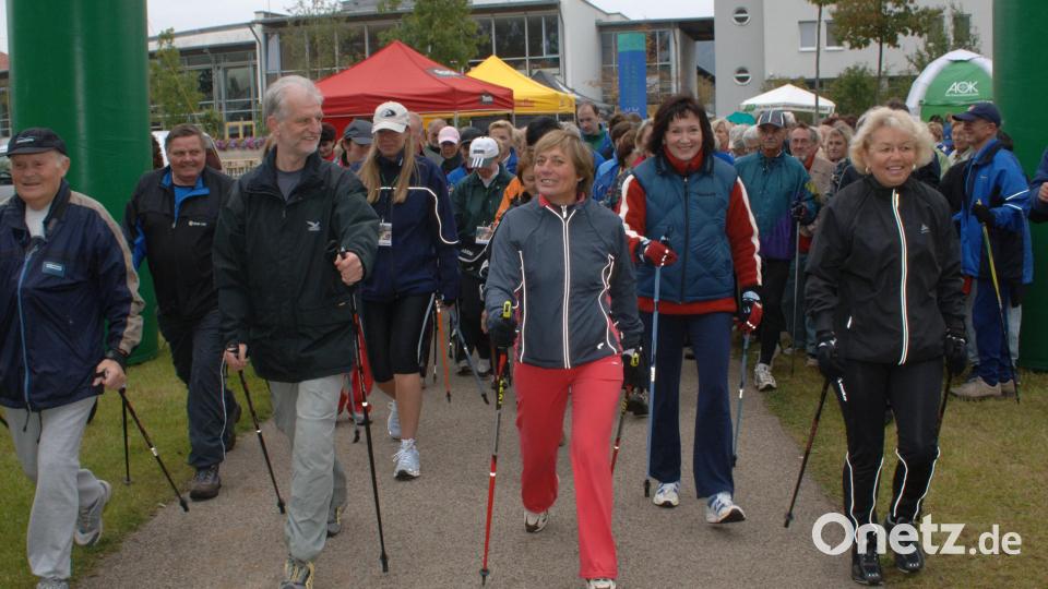 Rosi Mittermaier und Christian Neureuther beim Nordic-Walking-Event in Amberg. Bild: Alexander Unger