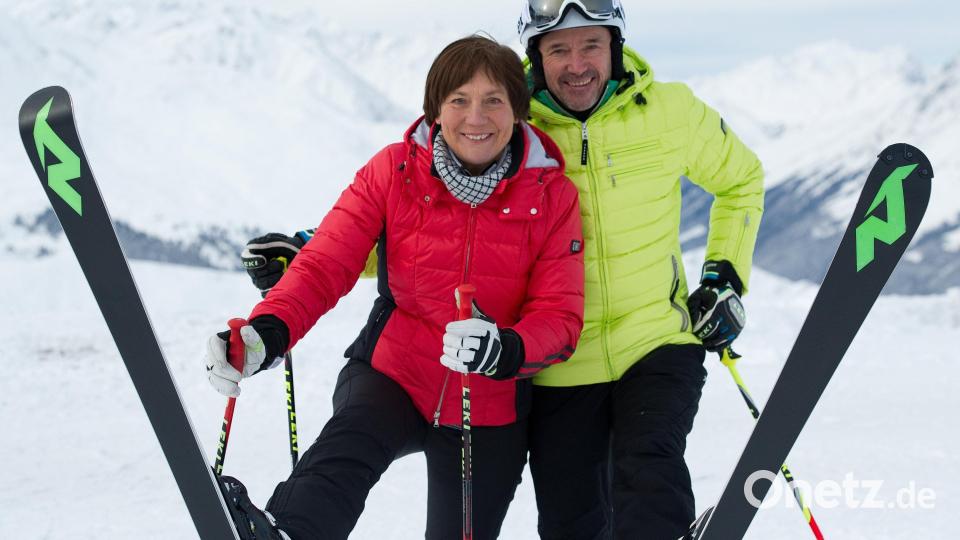 ARCHIV - 14.01.2016, Österreich, Axamer Lizum: Die ehemaligen Skirennläufer Christian Christian Neureuther und Rosi Mittermaier im Skigebiet Axamer Lizum. Bild: Angelika Warmuth