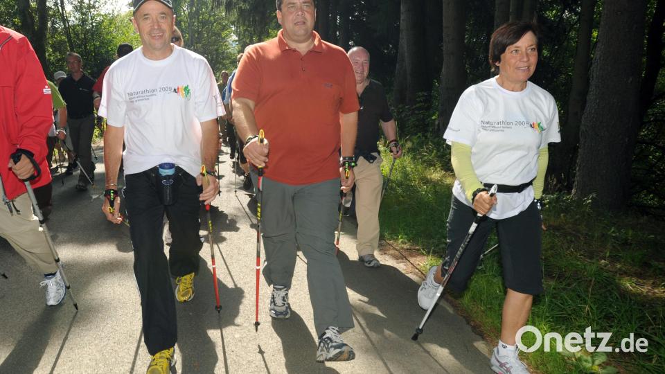 Die ehemaligen Skirennläufer Rosi Mittermaier (r) und Christian Neureuther (l), neben dem damaligen Bundesumweltminister Sigmar Gabriel (M, SPD) beim Nordic Walking. Bild: Armin Weigel