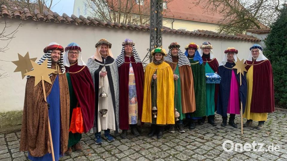 Wer kennt sie namentlich? Die Senioren-Sternsinger der Pfarrei St. Marien in Sulzbach-Rosenberg waren heuer in dieser Formation unterwegs (von links): Sebastian Meier, Erich Weiß, Thomas Zellerer, Heinrich Himsel, Susi Wagner, Peter Wismeth, Bernd Wanninger, Richard Reisinger, Klaus Gebel und Siegfried Meier. Bild: Reisinger/exb