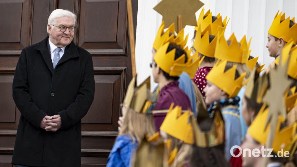 Die Sternsinger haben Bundespräsident Frank-Walter Steinmeier im Schloss Bellevue besucht - sie kamen dieses Jahr aus Schwandorf. Bild: Fabian Sommer/dpa