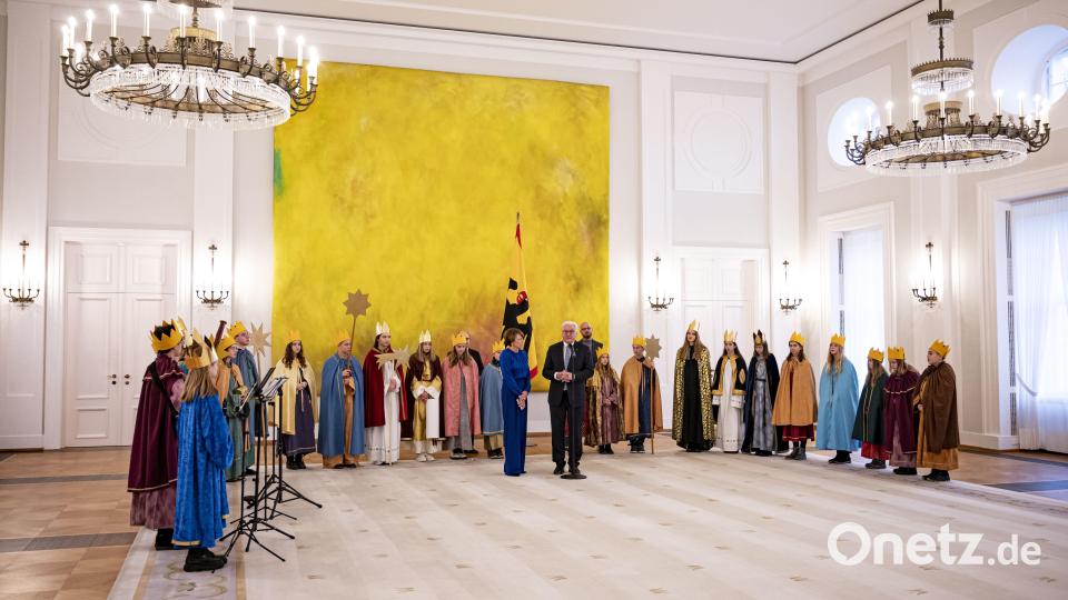 Die Sternsinger haben Bundespräsident Frank-Walter Steinmeier im Schloss Bellevue besucht. Sie kommen dieses Jahr aus Schwandorf. Bild: Fabian Sommer/dpa