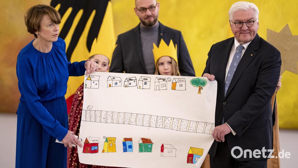 Bundespräsident Frank-Walter Steinmeier und seine Frau Elke Büdenbender bekommen von den Sternsingern im Schloss Bellevue eine Karte einer Gefahrenstraße. Das Thema der 65. Aktion Dreikönigssingen ist der Schutz von Kindern vor Gewalt. Bild: Fabian Sommer/dpa