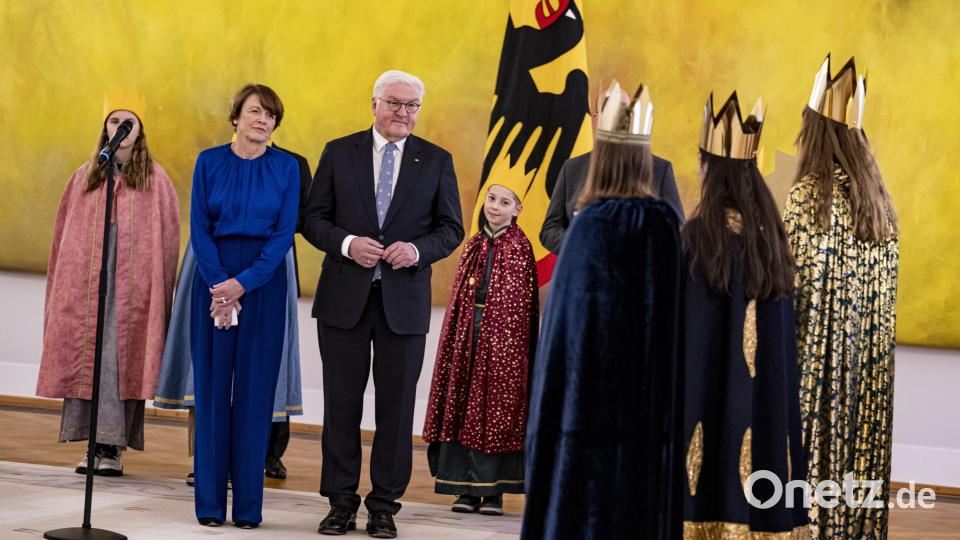 Die Sternsinger haben Bundespräsident Frank-Walter Steinmeier im Schloss Bellevue besucht. Sie kommen dieses Jahr aus Schwandorf. Bild: Fabian Sommer/dpa