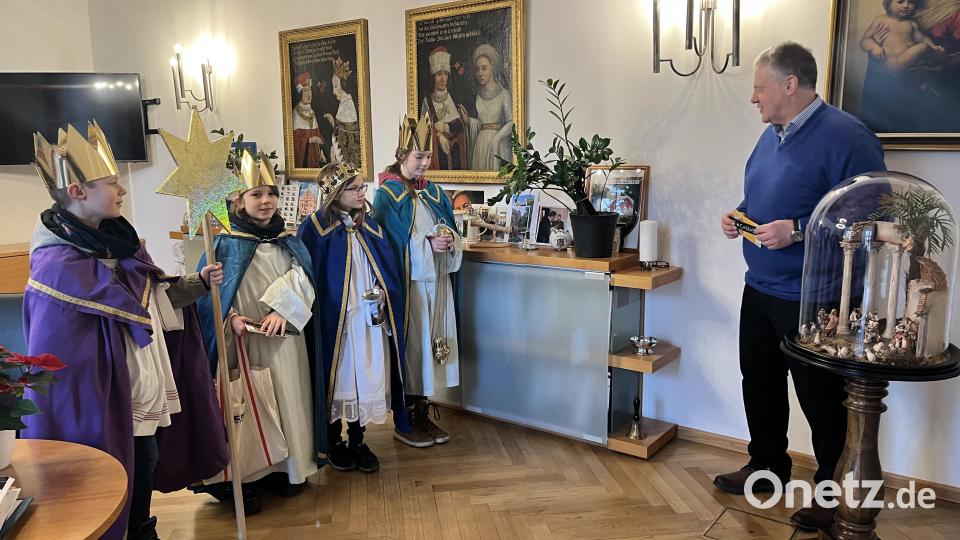 Neben Spenden für das Kindermissionswerk gab Landrat Richard Reisinger (rechts) den Sternsingern von St. Martin Amberg, die ihn in seinem Dienstzimmer antrafen, noch Süßigkeiten mit auf den Weg. Bild: Christine Hollederer/exb