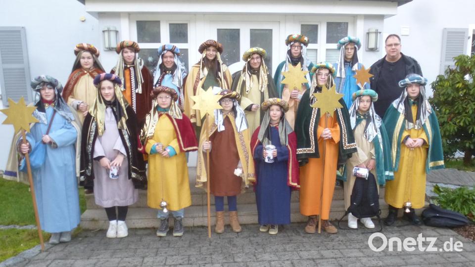 Die Sternsinger der Pfarrei Schwarzhofen stellen sich zu einem Erinnerungsbild mit Pfarrer Markus Urban auf. Bild: mad