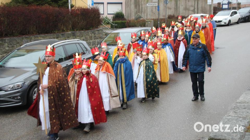 Vor der Aussendung am Dreikönigstag: Zahlreiche Sternsinger ziehen zur Pfarrkirche Teunz. Bild: frd